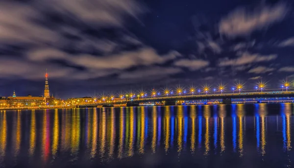 Riga, Lotyšsko v noci s dlouhou expozicí — Stock fotografie