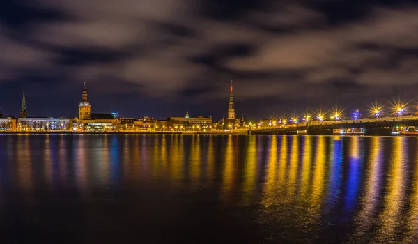 Riga, Letonia por la noche con exposición prolongada —  Fotos de Stock