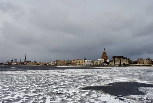 Téli napon Lettország, Riga város panoráma — Stock Fotó