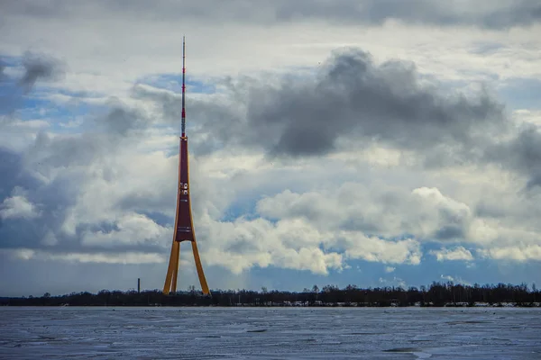 リガ、ラトビア - 2 月 26 日: 冬時間ビューのリガ テレビ塔 - ラトビア — ストック写真