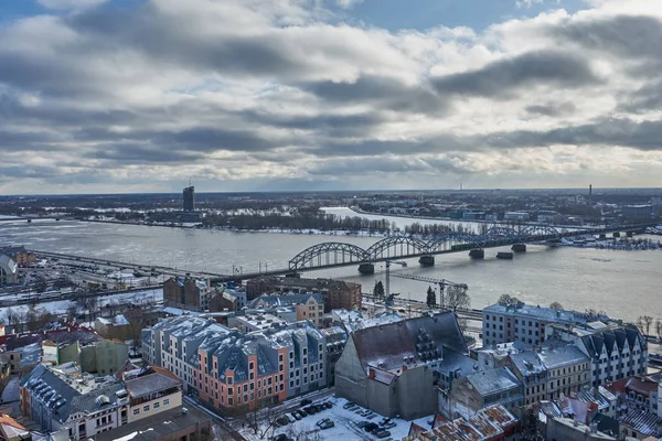 Panorama da cidade de Riga Letónia, no dia de inverno — Fotografia de Stock