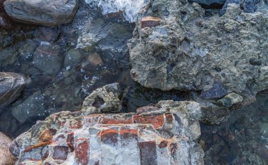 Yukarıdan deniz manzaralı büyük taşlar