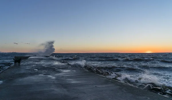 Zonsondergang in de zee met smartphone — Stockfoto