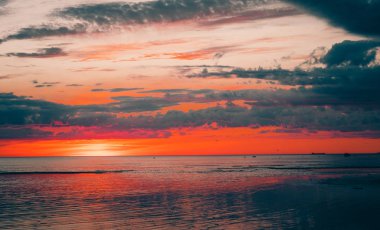 Destansı bulutlarla Muhteşem Gün Batımı