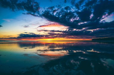 Destansı bulutlarla Muhteşem Gün Batımı