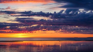 Destansı bulutlarla Muhteşem Gün Batımı