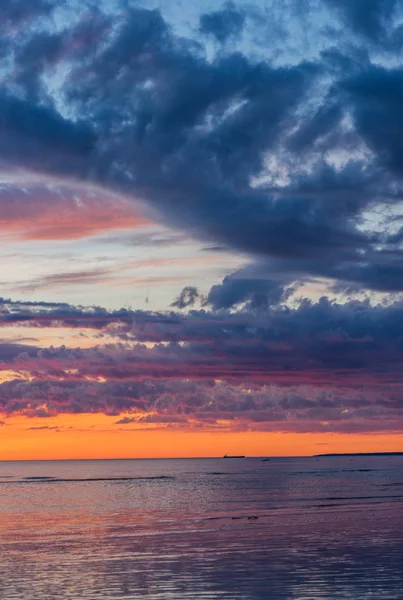 Erstaunlicher Sonnenuntergang mit epischen Wolken — Stockfoto