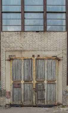 Endüstriyel bina için eski kapı