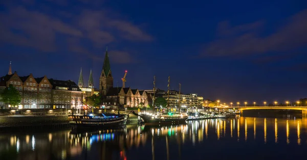 Városképet gazdagító épületnek szánták a Bremen a nyári éjszakában — Stock Fotó
