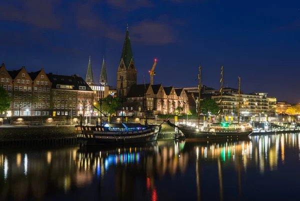 Városképet gazdagító épületnek szánták a Bremen a nyári éjszakában — Stock Fotó