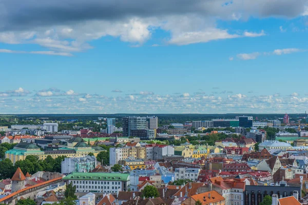 TALLINN, ESTONIA - 05.07.2017 Vista aérea de Tallin en una belleza — Foto de Stock