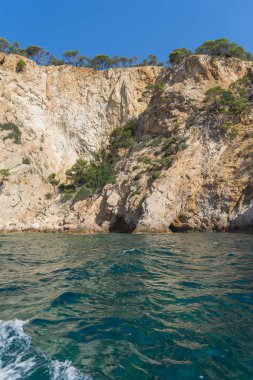 Güneşli bir günde güzel bir kayalık manzara üzerinde denizden görüntülemek