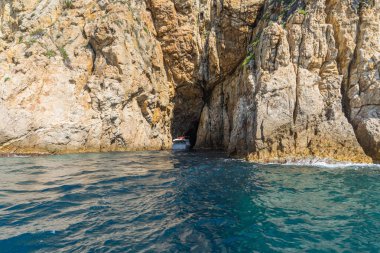 Güneşli bir günde güzel bir kayalık manzara üzerinde denizden görüntülemek