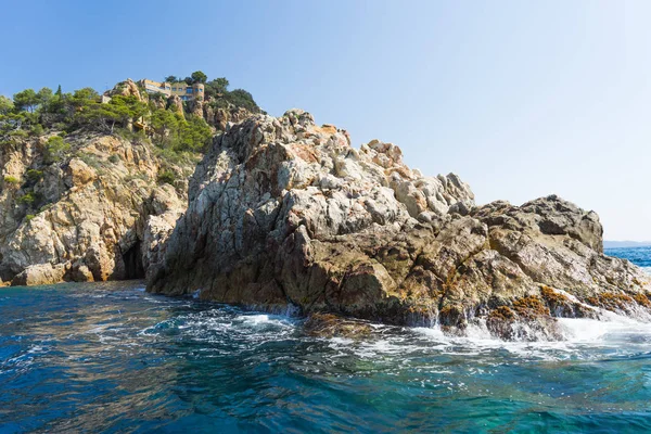 Pohled z moře na krásné skalnaté krajiny za slunečného dne — Stock fotografie