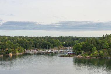 İskandinavya yatay Adaları ile denizden görün