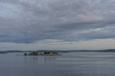 İskandinavya yatay Adaları ile denizden görün