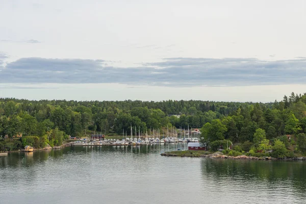 İskandinavya yatay Adaları ile denizden görün