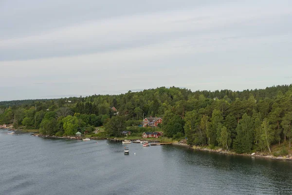 Skandinaviska landskap med öar, Visa från havet — Stockfoto