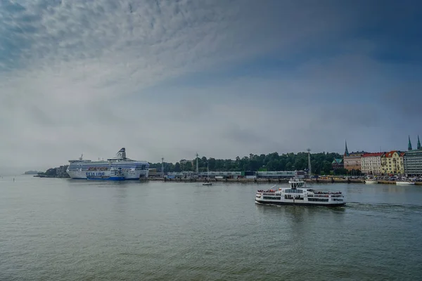 HELSINKI, FINLANDIA - 08, 2017: Barco de ferry SILJA LINE en el puerto de H —  Fotos de Stock