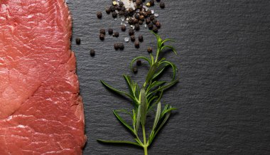 Siyah arka plan ile ham sığır eti biftek