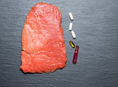 Gıda bilim adamı çiğ et enjekte