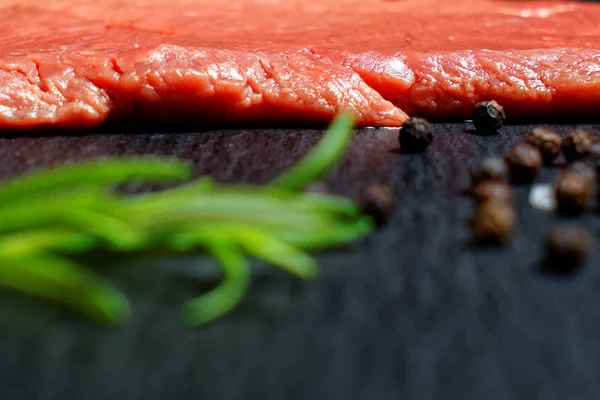 Siyah arka plan ile ham sığır eti biftek