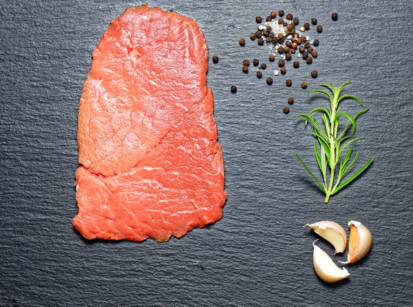 Siyah arka plan ile ham sığır eti biftek