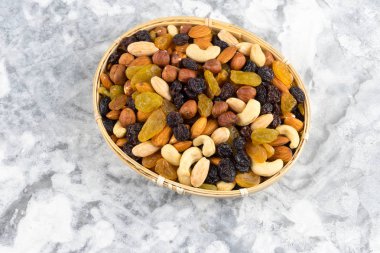 Bir plaka üzerinde farklı fındık