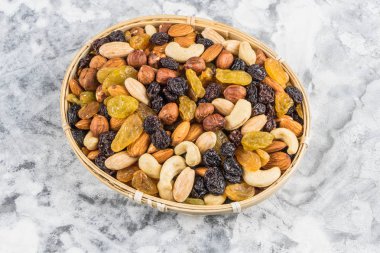 Bir plaka üzerinde farklı fındık