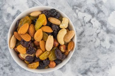 Bir plaka üzerinde farklı fındık