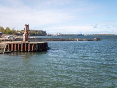 Tallinn / Estonya - 15 Mayıs 2020: Kalaranna İlçesi 'nde inşaat sahası. Bölgede tanımlanamayan yapıcılar ve Kule vinci.