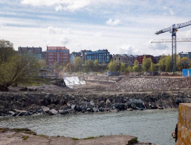 Tallinn / Estonya - 15 Mayıs 2020: Kalaranna İlçesi 'nde inşaat sahası. Bölgede tanımlanamayan yapıcılar ve Kule vinci.