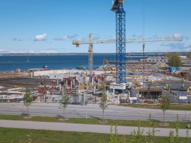 Tallinn / Estonya - 15 Mayıs 2020: Kalaranna İlçesi 'nde inşaat sahası. Bölgede tanımlanamayan yapıcılar ve Kule vinci.
