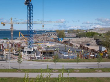 Tallinn / Estonya - 15 Mayıs 2020: Kalaranna İlçesi 'nde inşaat sahası. Bölgede tanımlanamayan yapıcılar ve Kule vinci.