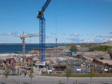 Tallinn / Estonya - 15 Mayıs 2020: Kalaranna İlçesi 'nde inşaat sahası. Bölgede tanımlanamayan yapıcılar ve Kule vinci.