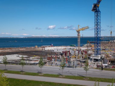 Tallinn / Estonya - 15 Mayıs 2020: Kalaranna İlçesi 'nde inşaat sahası. Bölgede tanımlanamayan yapıcılar ve Kule vinci.