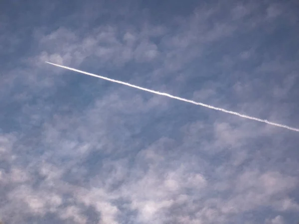하늘을 배경으로 비행기의 — 스톡 사진