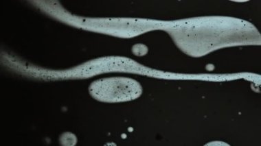 sıvı makro modundaki moleküller gibi görünüyor