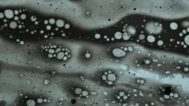 sıvı makro modundaki moleküller gibi görünüyor