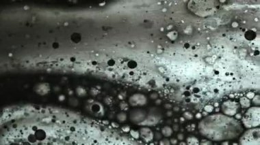 sıvı makro modundaki moleküller gibi görünüyor