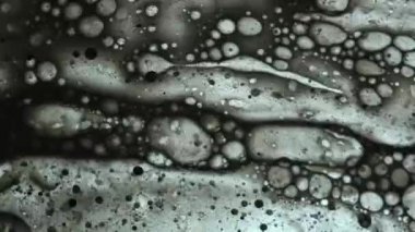 sıvı makro modundaki moleküller gibi görünüyor