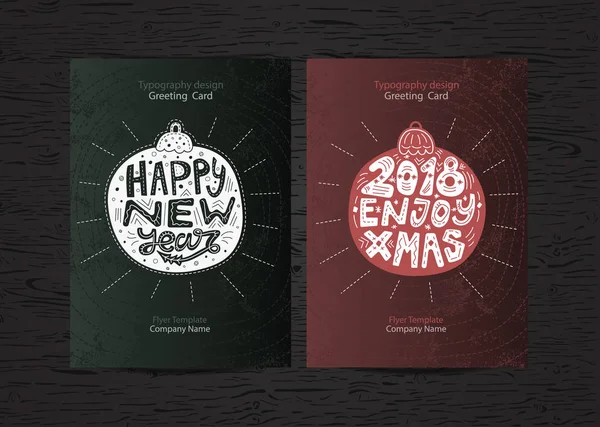 Noel tatil tebrik kartı tasarımı 2018 ayarlayın. Ahşap arka plan üzerinde yeni yıl Flyer şablonu. Noel top, tipografi, retro poster, yazı. EPS dosyası katmanlı.