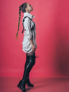 Pembe arka planda poz veren esmer seksi kız.