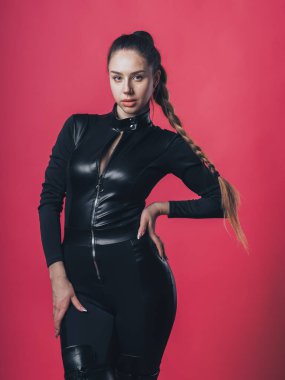 Pembe arka planda poz veren esmer seksi kız.