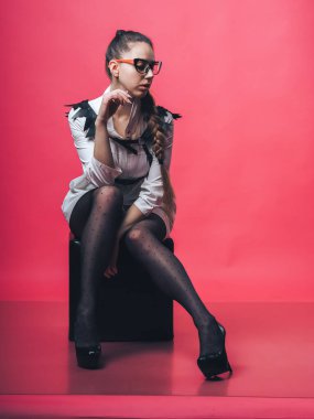 Pembe arka planda poz veren esmer seksi kız.