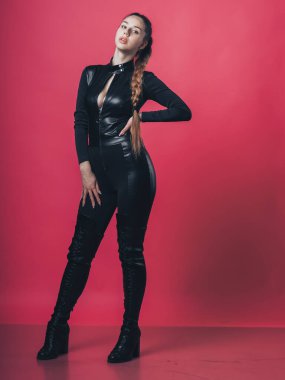 Pembe arka planda poz veren esmer seksi kız.