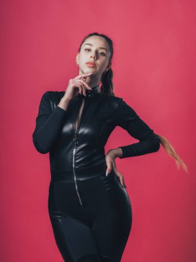 Pembe arka planda poz veren esmer seksi kız.