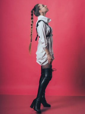 Pembe arka planda poz veren esmer seksi kız.