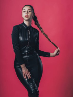 Pembe arka planda poz veren esmer seksi kız.