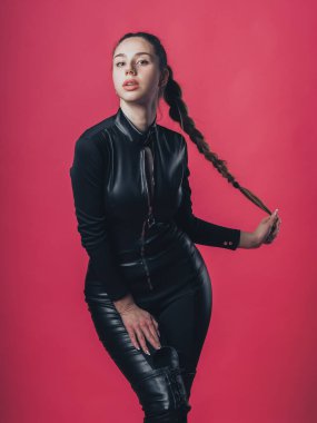 Pembe arka planda poz veren esmer seksi kız.